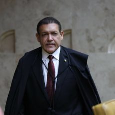 Nunes Marques interrompe julgamento de Carla Zambelli que pode levá-la a perder mandato