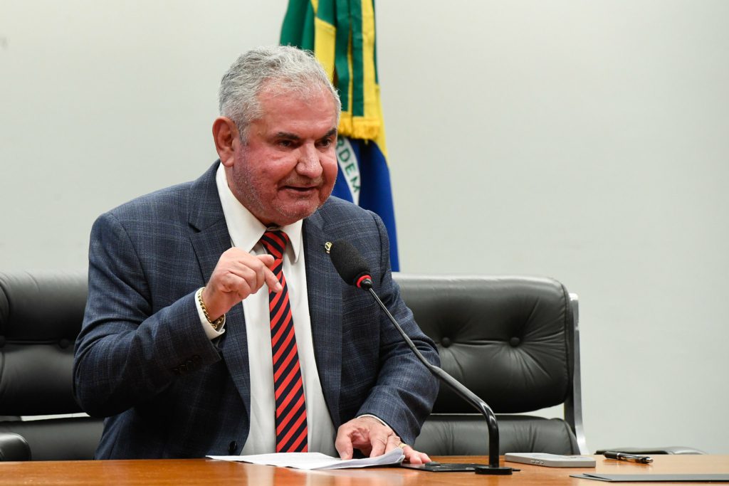 PLOA melhora projeção de primário com receitas duvidosas e turbina ministérios do centrão