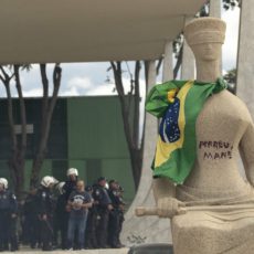 STF condena mulher que pichou estátua; maioria votou por pena de 14 anos