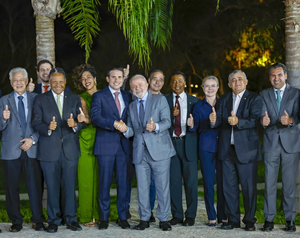 Ao se dizer 'candidatíssimo', Lula busca aglutinar a base e desencorajar desgarrados