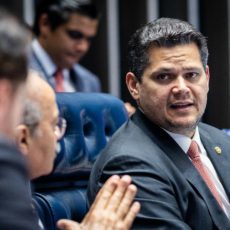 Davi Alcolumbre costura texto alternativo para PL da anistia no Senado