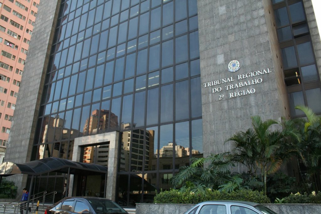 TRT2 suspende execução trabalhista contra BASF por recuperação judicial de terceirizadas - QTU Questões do Universo