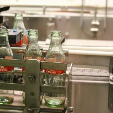 Fabricante da Coca-Cola deverá indenizar trabalhadora vítima de racismo