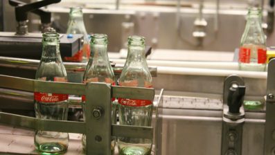Fabricante da Coca-Cola deverá indenizar trabalhadora vítima de racismo