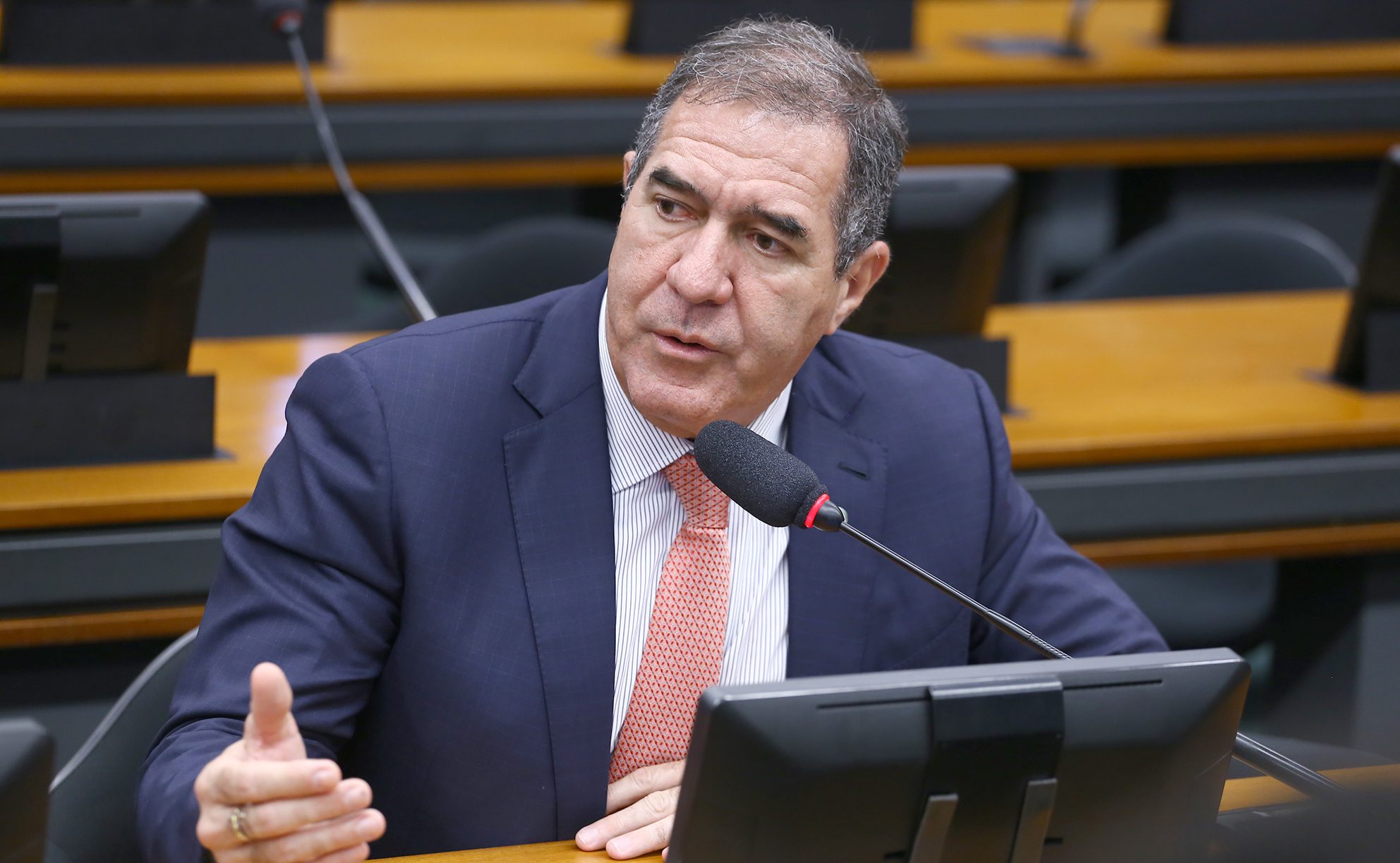 Líder católico na Câmara defende fé na política e rejeita rótulo progressista a Papa