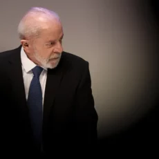 Lula demite presidente do INSS para estancar novo foco de risco político