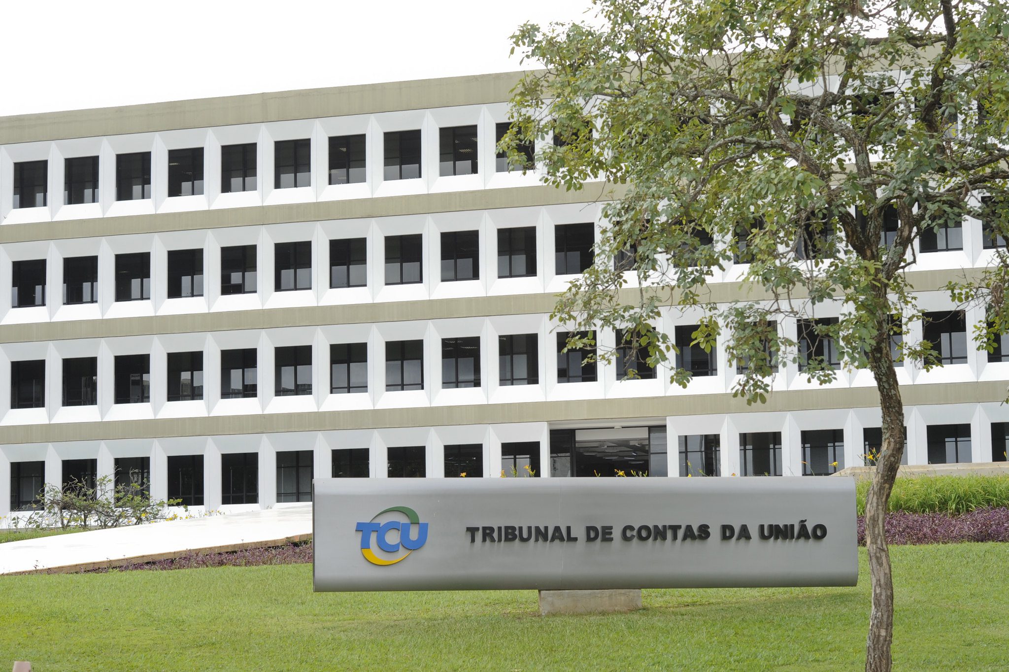 Incapacidade institucional de definição do regime prescricional no processo de contas