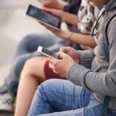 Proibir ou educar? O equívoco da Lei 15.100 sobre uso de celulares em escolas