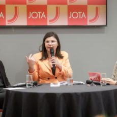 Falhas em políticas públicas estimulam judicialização na saúde, diz conselheira do CNJ