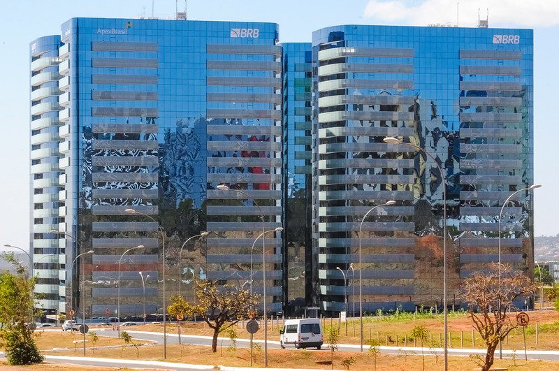 Justiça do DF proíbe BRB de concretizar compra do Banco Master, mas autoriza negociações