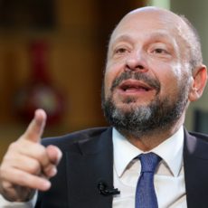 Governo investe em comunicação para procurar vítimas de fraudes do INSS e estancar crise