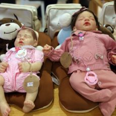 Mulher processa empresa por não ter licença-maternidade para cuidar de bebê reborn