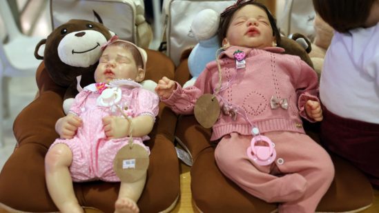 Mulher processa empresa por não ter licença-maternidade para cuidar de bebê reborn