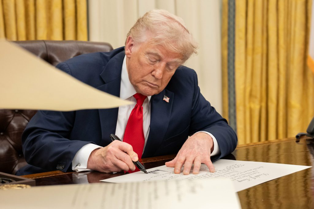 Recuos de Trump evidenciam limites impostos pelos danos econômicos