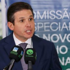 Nos EUA, Hugo Motta diz que não é possível trazer para CLT trabalhadores de aplicativos