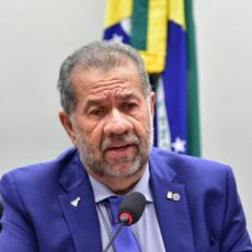 Carlos Lupi deixa Ministério da Previdência após caso de fraude no INSS