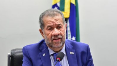 Carlos Lupi deixa Ministério da Previdência após caso de fraude no INSS