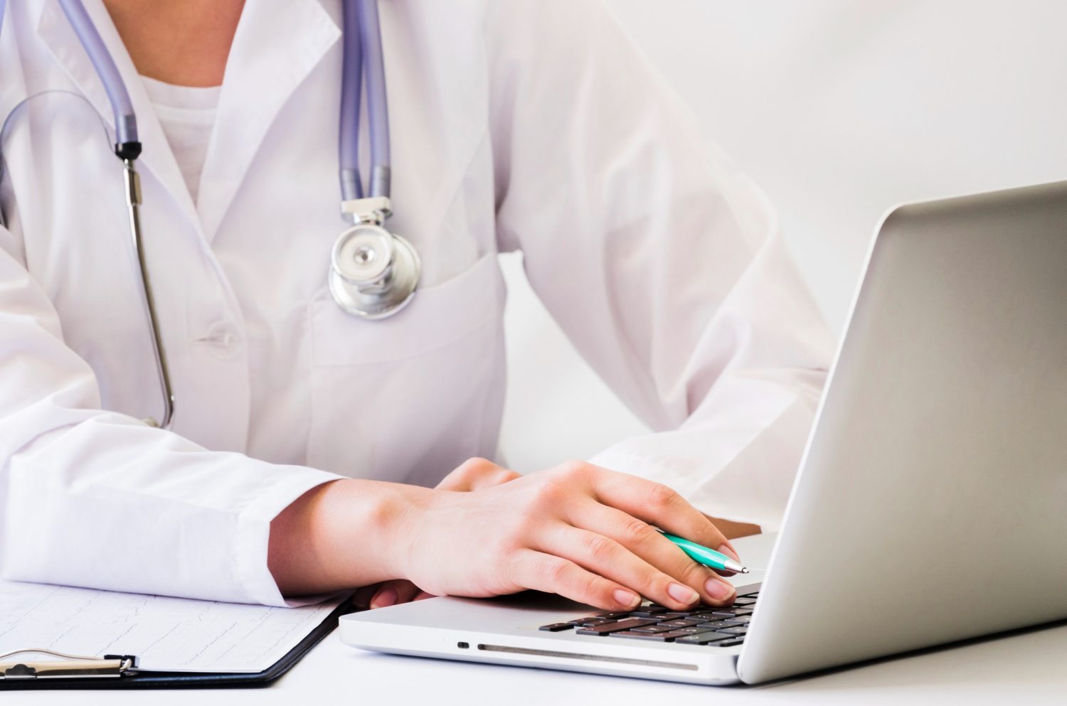 Governo vai regulamentar dispositivos médicos com IA embarcada