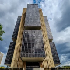 BC joga com maior conservadorismo para tentar valorizar câmbio e garantir credibilidade