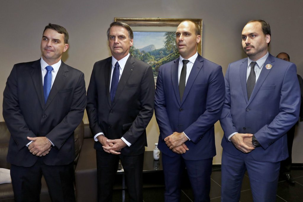 Com Carlos Bolsonaro candidato por SC, Senado pode ter 4 Bolsonaros em 2027