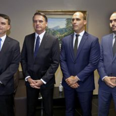 Com Carlos Bolsonaro candidato por SC, Senado pode ter 4 Bolsonaros em 2027