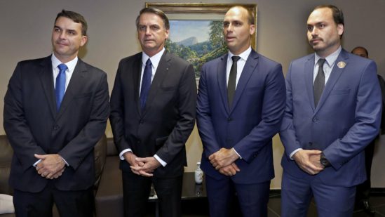 Com Carlos Bolsonaro candidato por SC, Senado pode ter 4 Bolsonaros em 2027