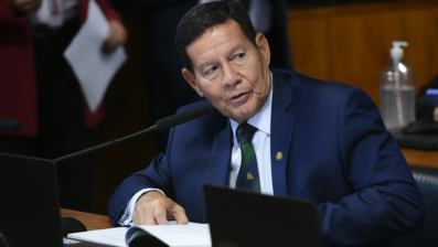Moraes determina que PF ouça Mourão sobre ligação de Bolsonaro antes de depor no STF