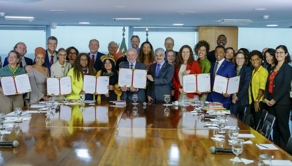 Governo regulamenta lei que amplia para 30% as cotas em concursos públicos