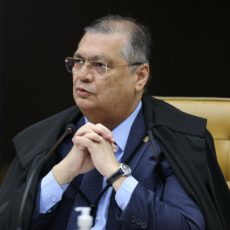 Dino vota por alterar a responsabilização das plataformas digitais no Brasil