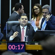 Alcolumbre lê requerimento para instalação da CPMI do INSS