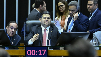 Alcolumbre lê requerimento para instalação da CPMI do INSS