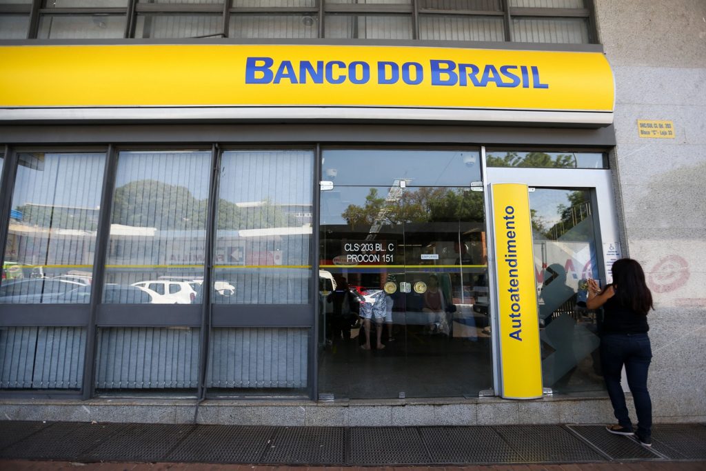 Bancos públicos vão para o ataque no novo crédito consignado privado