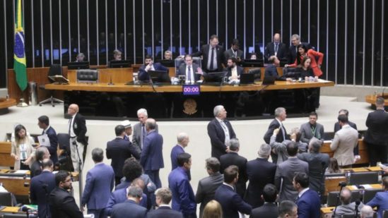 Com 383 votos a favor, Câmara aprova projeto que derruba decretos do IOF