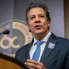 Reunião de domingo deve apontar saída honrosa para Haddad em crise do IOF