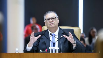 Dino manda que estados adotem aposentadoria diferenciada para policiais civis mulheres