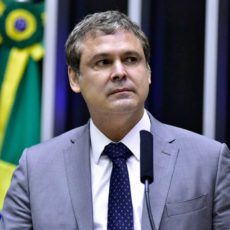 Acúmulo de aposentadoria e salário por deputados é 'incoerente', diz líder do PT na Câmara
