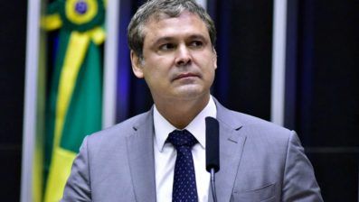 Acúmulo de aposentadoria e salário por deputados é 'incoerente', diz líder do PT na Câmara