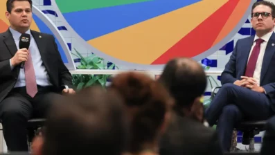 Dino volta a fustigar Congresso com as emendas e cúpula do Legislativo pressiona Planalto