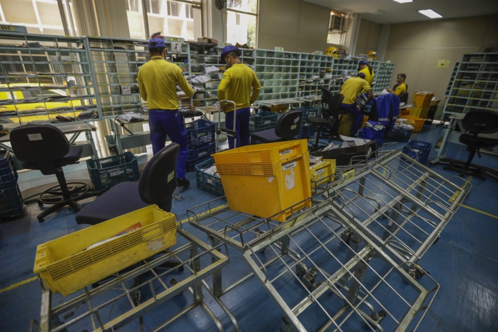 Juíza condena Correios por burnout de advogado e determina pagamento de R$ 26,5 mil