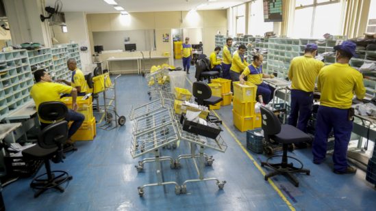 Desembargador derruba liminar e permite trabalho presencial obrigatório de advogados dos Correios