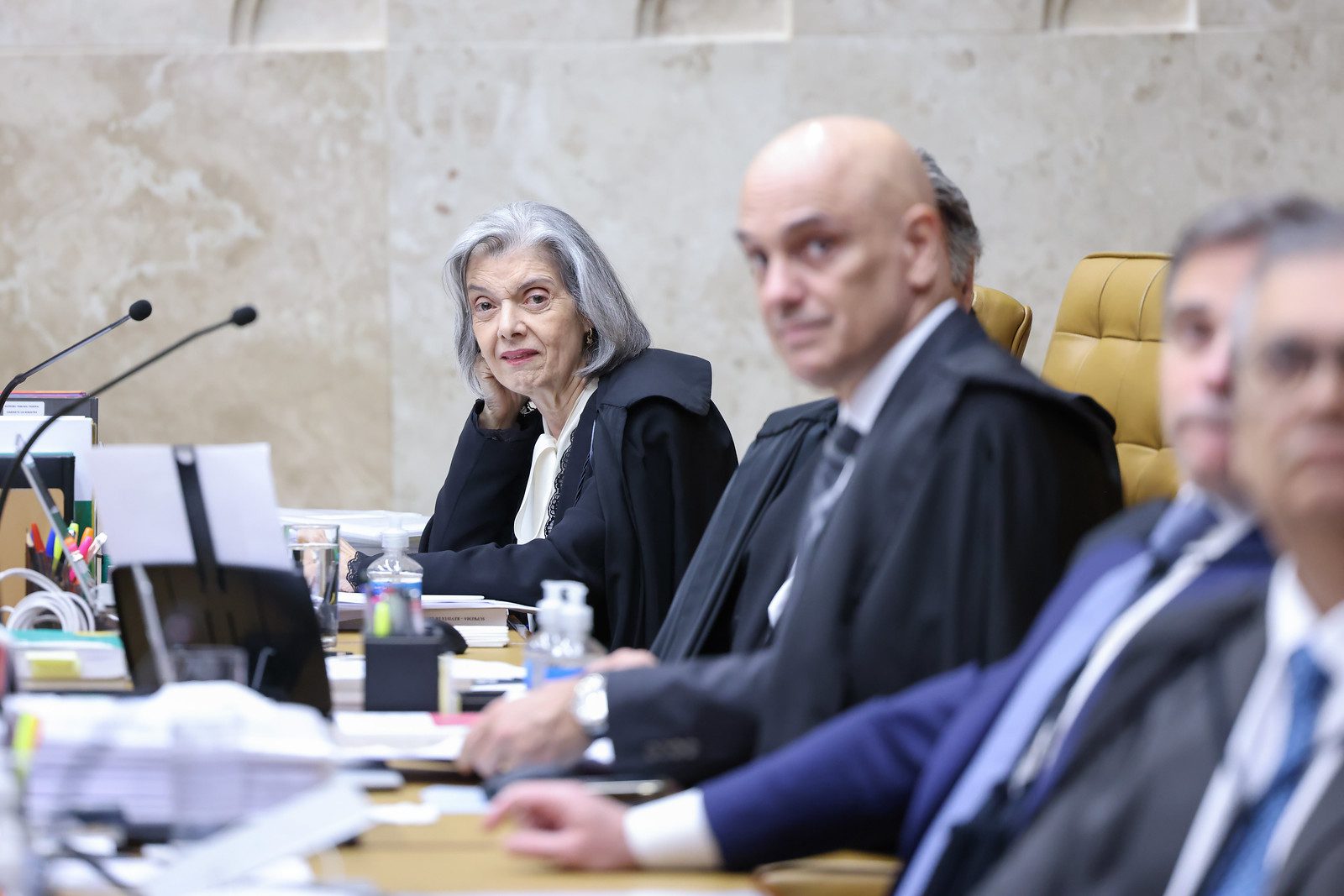 Postagens justificam medidas cautelares contra Bolsonaro, diz Cármen Lúcia ao votar