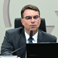 Flávio Bolsonaro protocola novo pedido de impeachment contra Alexandre de Moraes