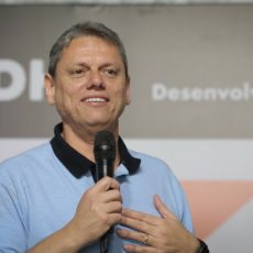 Moraes dá a Tarcísio chance para defender Bolsonaro sem falar de tarifas