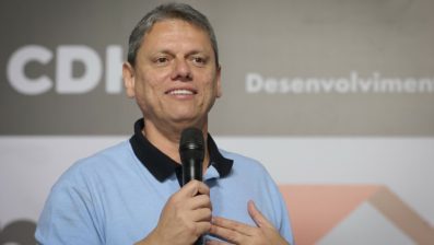 Moraes dá a Tarcísio chance para defender Bolsonaro sem falar de tarifas