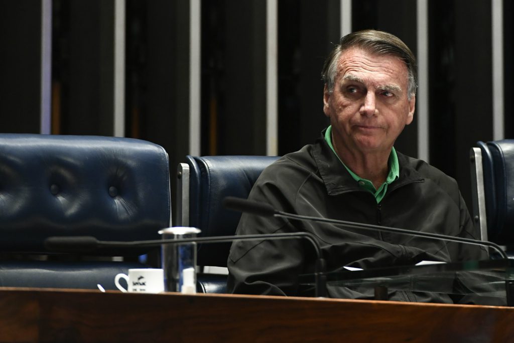 Moraes diz que Bolsonaro descumpriu medida cautelar, mas não vai prendê-lo