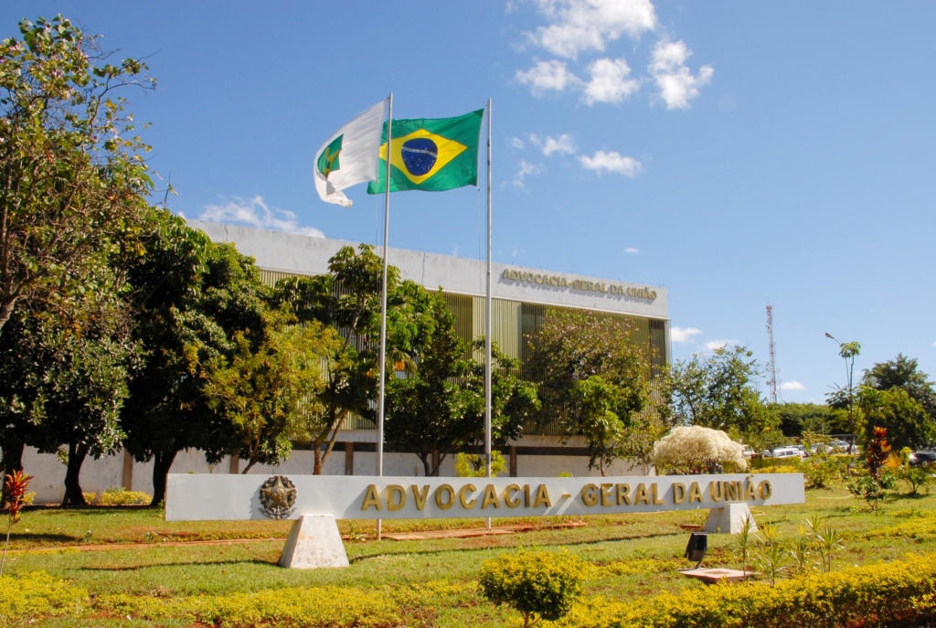 AGU pede ao STF investigação sobre operação suspeita de câmbio horas antes de tarifaço