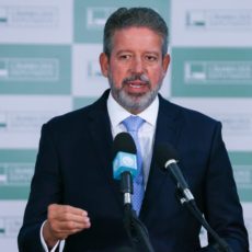 Comissão da Câmara aprova relatório do imposto de renda com retorno do redutor de crédito