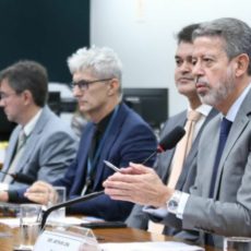 Lira mantém imposto mínimo em 10% e amplia faixa de isenção no relatório do projeto do IR