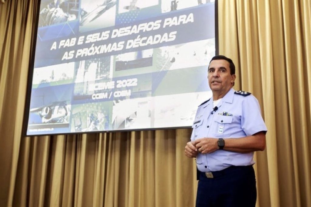 Bolsonaro passou o relatório de fraude das urnas para comandantes, diz ex-chefe da FAB