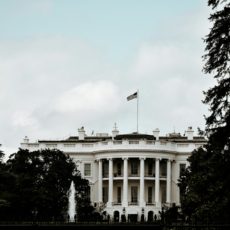 Tarifaço de Trump sugere desde manipulação do mercado até ação da CIA
